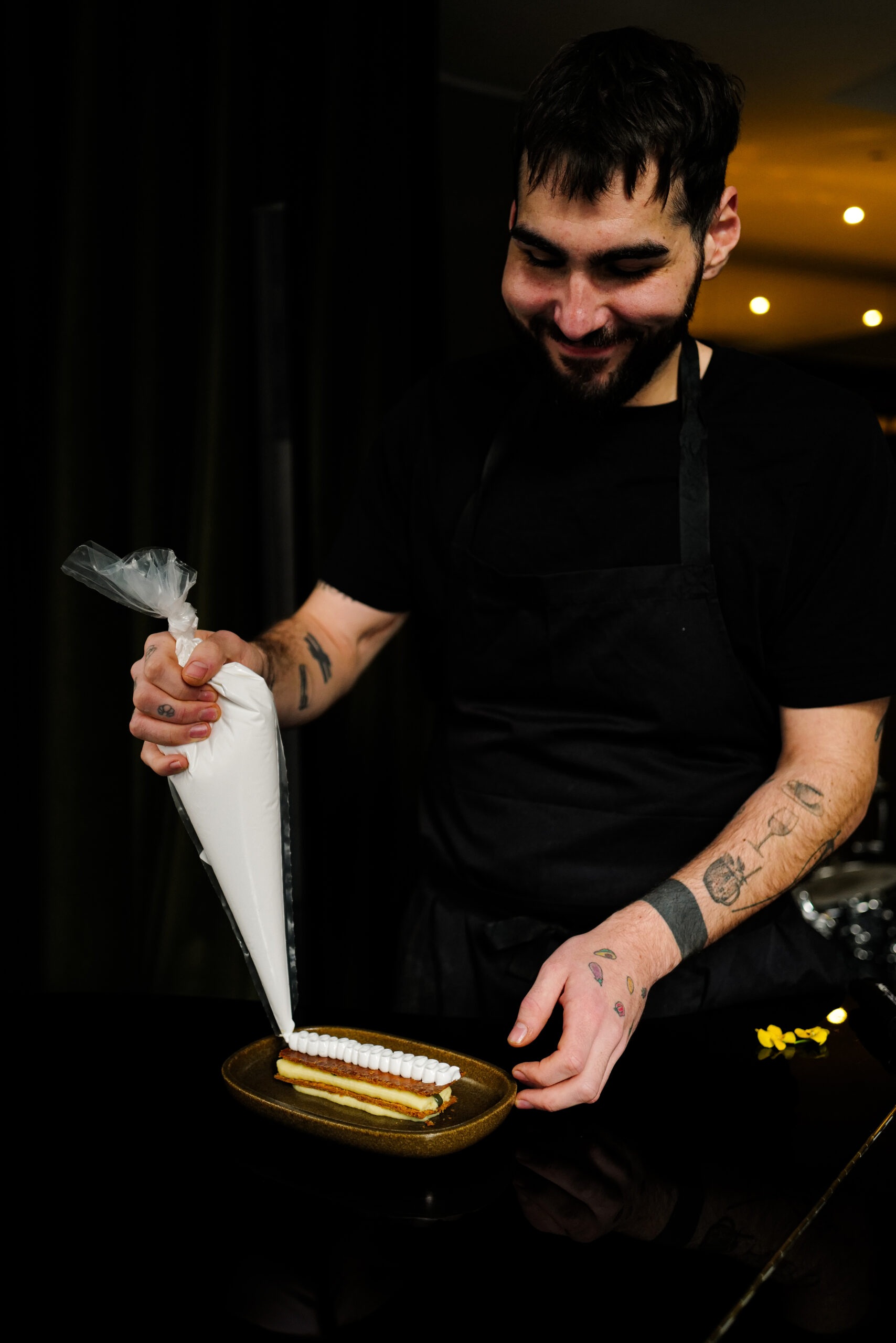 Dressage d'une création gourmande par le Chef Malcom Ecolasse sur le piano noir